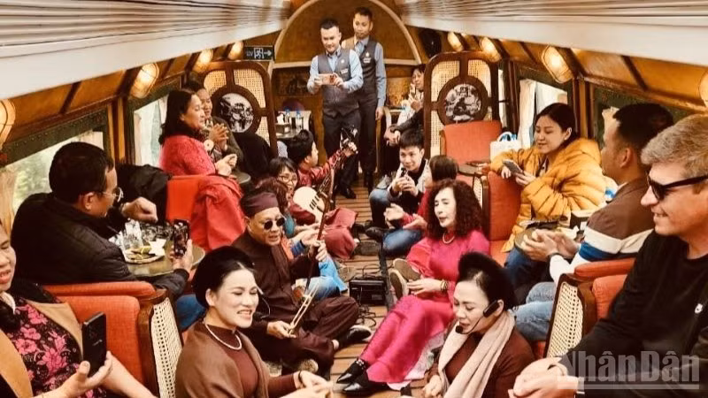 Trong những ngày đầu Xuân, đoàn tàu du lịch văn hóa “Hà Nội 5 cửa ô-The Hanoi Train” chính thức khởi động chương trình đặc biệt mang tên “Chở mùa xuân về”.