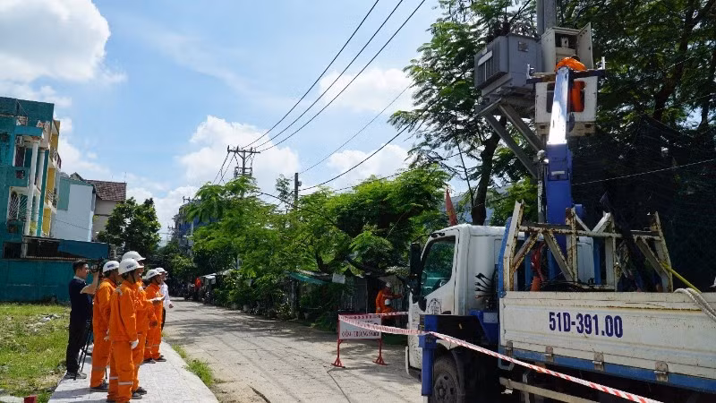 Công tác kiểm tra, bảo trì, bảo dưỡng các thiết bị điện được ngành điện Thành phố Hồ Chí Minh thực hiện thường xuyên.