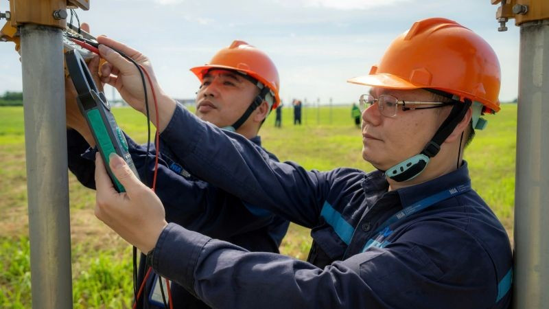 Đội thiết bị cơ điện đèn - Trung tâm Khai thác khu bay Nội Bài thực hiện nhiệm vụ kiểm tra, bảo dưỡng đèn tín hiệu. doi-thiet-bi-co-dien-den-trung-tam-khai-thac-khu-bay-noi-bai-dang-thuc-hien-nhiem-vu-kiem-tra-bao-duong-den-tin-hieu-6.jpg