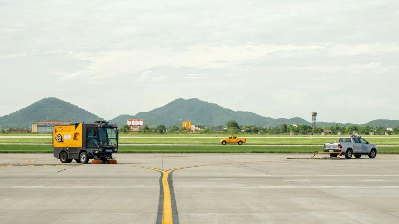 xe-quet-hut-thu-gom-vat-ngoai-lai-fod-dam-bao-ve-sinh-san-duong-hoat-dong-lien-tuc-tai-cac-khu-vuc-san-do-tau-bay-1.jpg