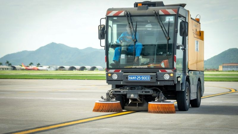 Xe quét hút thu gom vật ngoại lai (FOD), bảo đảm vệ sinh sân đường hoạt động liên tục tại các khu vực sân đỗ tàu bay. xe-quet-hut-thu-gom-vat-ngoai-lai-fod-dam-bao-ve-sinh-san-duong-hoat-dong-lien-tuc-tai-cac-khu-vuc-san-do-tau-bay-4.jpg