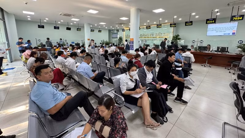 Người dân làm thủ tục hành chính tại Văn phòng đăng ký đất đai.