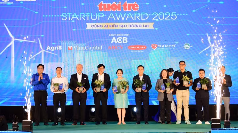 Ban Tổ chức tri ân các đơn vị đồng hành.