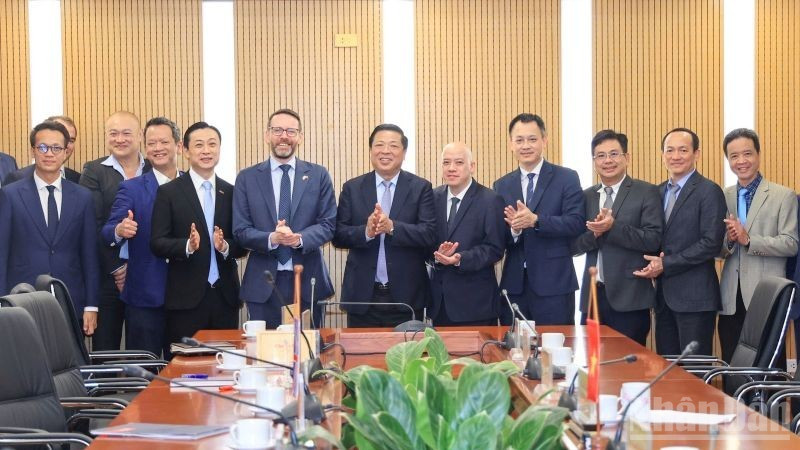 Bộ trưởng Xây dựng Trần Hồng Minh làm việc với Đại sứ Vương quốc Anh tại Việt Nam Iain Frew nhằm tăng cường hợp tác trong lĩnh vực đường sắt, hàng không giữa hai nước.