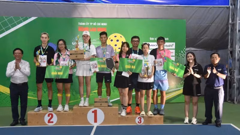 Ban tổ chức trao giải cho các vận động viên đạt thứ hạng cao tại giải đấu (Ảnh: Ban tổ chức)
