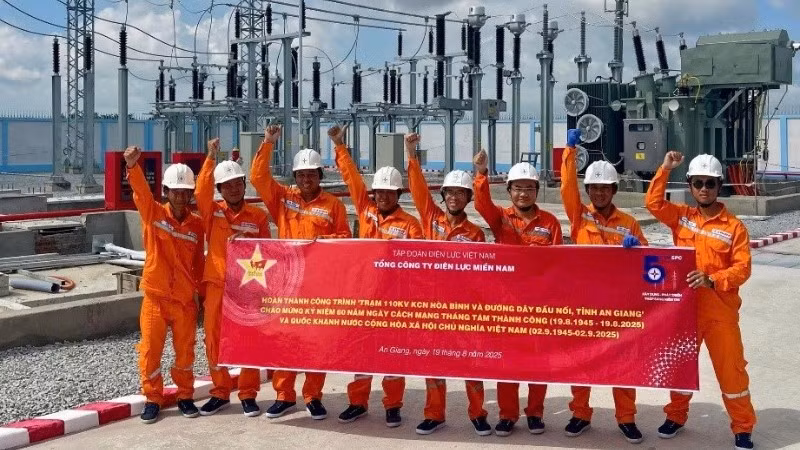 Công nhân Xí nghiệp Cao thế An Giang chào mừng công trình hoàn thành đúng dịp cả nước chào mừng Kỷ niệm 80 năm Cách Mạng Tháng Tám thành công và Quốc khánh 2/9.