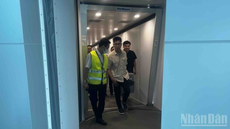 Vietnam Airlines hỗ trợ ekip các bác sĩ thực hiện thủ tục hàng không nhanh chóng. ndo_br_3-cac-bac-si-nhanh-chong-roi-khoi-may-bay-sau-khi-ha-canh-tai-hue-de-chuan-bi-cho-ca-ghep-tang-9878.jpg