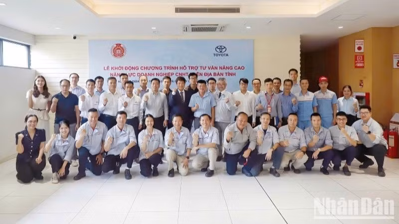 Đại diện các doanh nghiệp, đơn vị tham gia chương trình hỗ trợ tư vấn, nâng cao năng lực doanh nghiệp công nghiệp hỗ trợ trên địa bàn tỉnh nhằm phát triển ngành công nghiệp ô-tô, nâng cao năng lực doanh nghiệp.