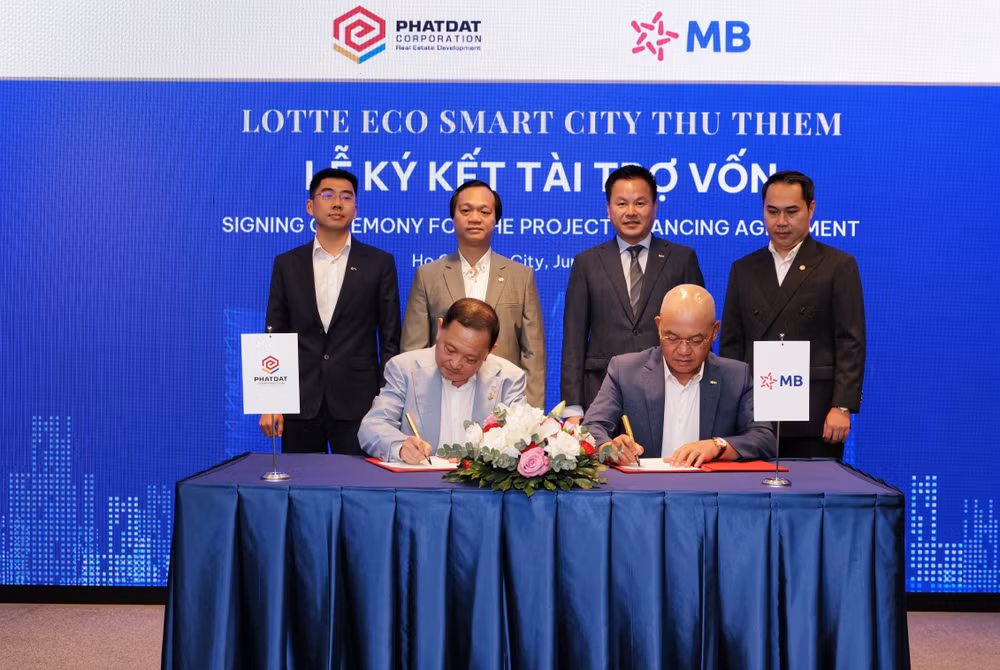 ong-nguyen-van-dat-chu-tich-hdqt-cong-ty-co-phan-phat-trien-bat-dong-san-phat-dat-va-ong-ha-trong-khiem-pho-tong-giam-doc-ngan-hang-tmcp-quan-doi-mb-bank-ky-ket-hop-dong-tai-tro-von.jpg