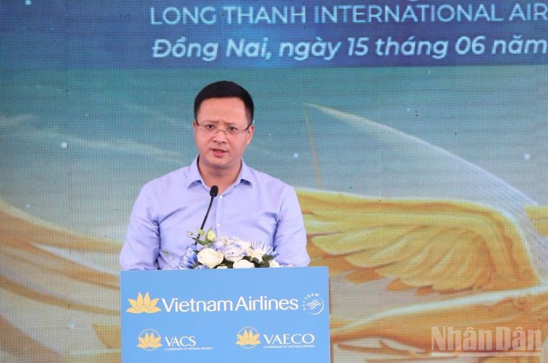 Cục trưởng Hàng không Việt Nam Uông Việt Dũng phát biểu ý kiến. ndo_br_1-cuc-truong-cuc-hkvn-phat-bieu-tai-su-kien.jpg