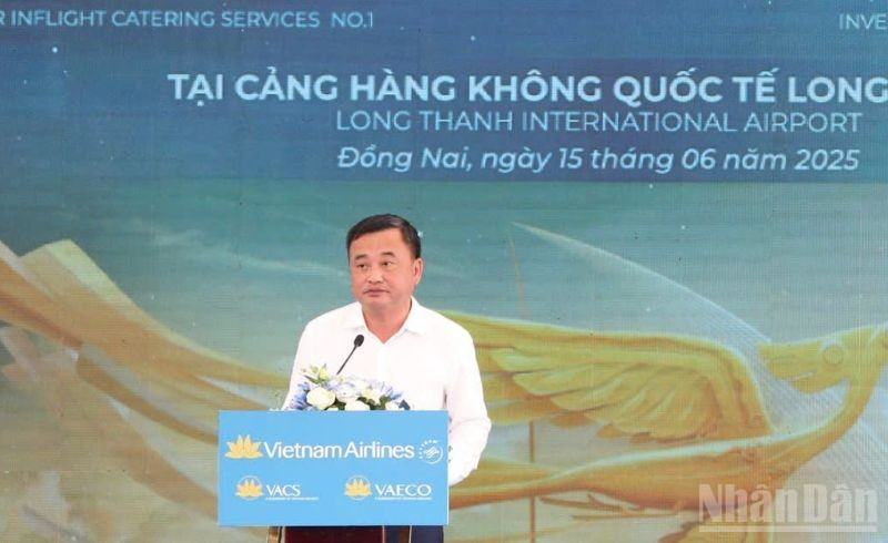 Phó Tổng Giám đốc Vietnam Airlines Lê Đức Cảnh phát biểu. ndo_br_2-ptgd-vietnam-airlines-le-duc-canh-cam-ket-se-taapj-trung-moi-nguon-luc-de-trien-khai-nhanh-chong-va-kip-thoi-cac-du-an-tai-san-bay-long-thanh.jpg