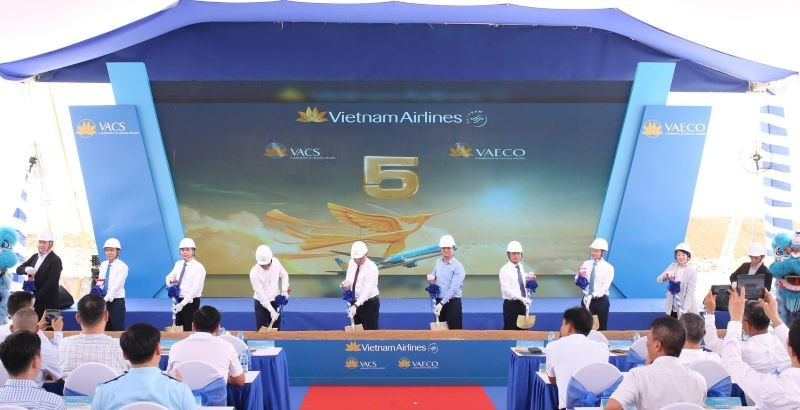 Các đại biểu thực hiện nghi thức khởi công 2 dự án hạ tầng tại Cảng Hàng không quốc tế Long Thành.