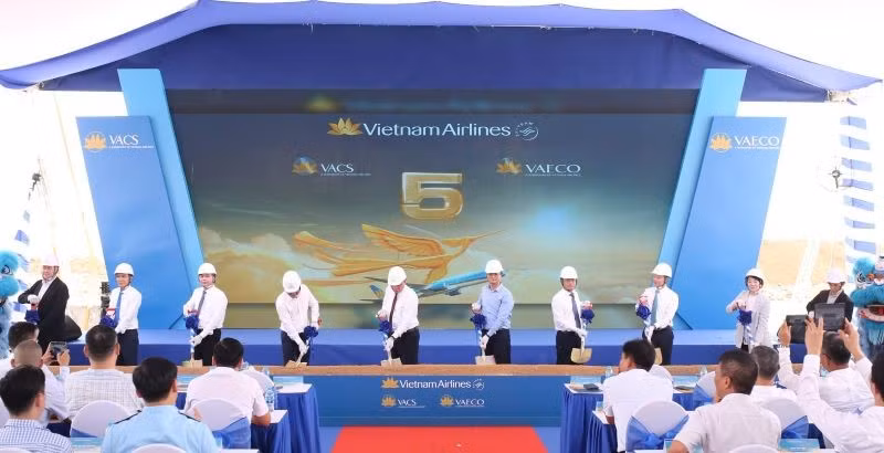 Các đại biểu thực hiện nghi thức khởi công 2 dự án hạ tầng tại Cảng Hàng không quốc tế Long Thành.