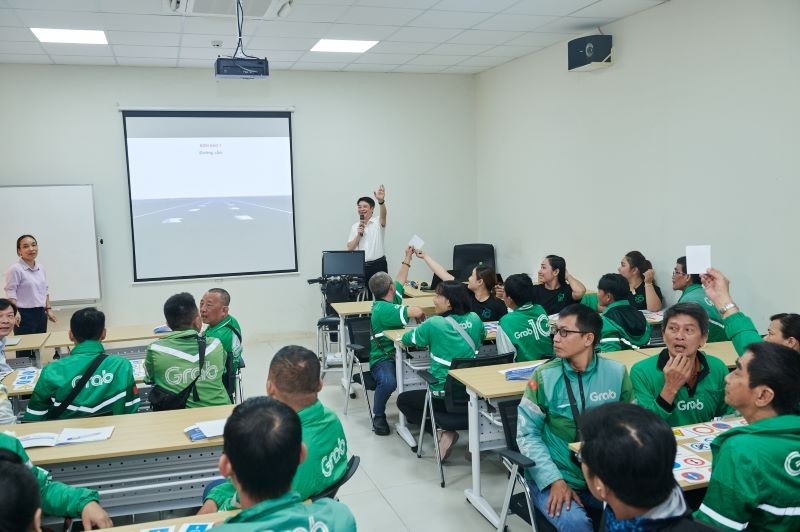 Chương trình được thiết kế tích hợp đào tạo lý thuyết và thực hành để nâng cao kỹ năng lái xe an toàn cho tài xế, từ đó góp phần giảm thiểu va chạm giao thông và thúc đẩy các hành vi lái xe an toàn. tap-huan-4.jpg