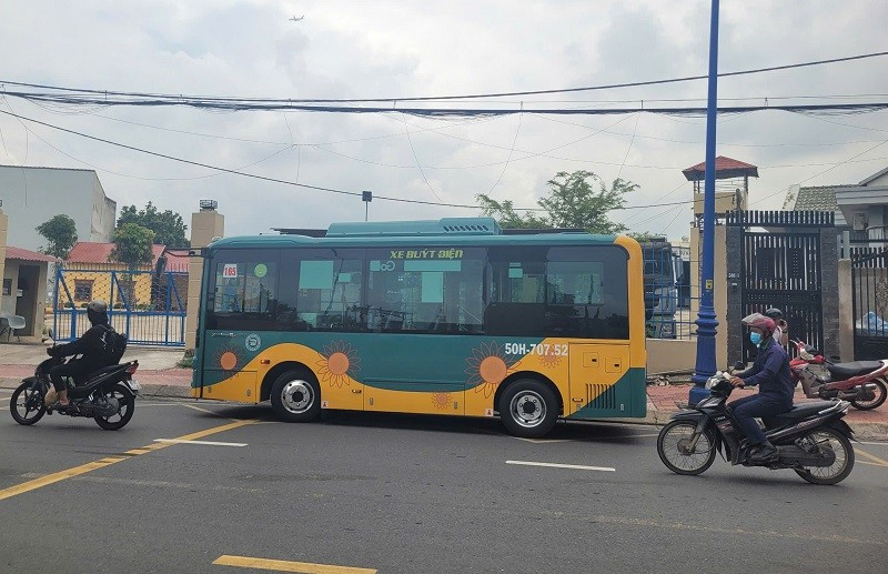 Một tuyến xe buýt điện của Futa buslines đang hoạt động tại Thành phố Hồ Chí Minh.
