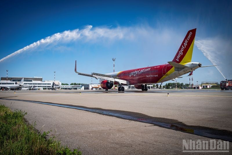 Tàu bay Vietjet được chào mừng bằng lễ phun vòi rồng trang trọng tại sân bay Khabarovsk. ndo_br_photo-7.jpg