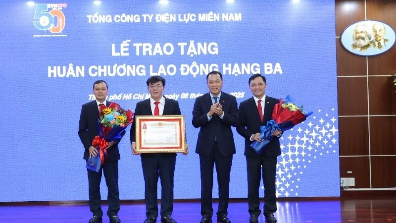 EVNSPC đón nhận Huân chương Lao động hạng Ba vì thành tích xuất sắc trong việc triển khai các dự án cấp điện miền núi, hải đảo và hoàn thành công trình đường dây 220kV Kiên Bình-Phú Quốc. (Ảnh: EVNSPC)