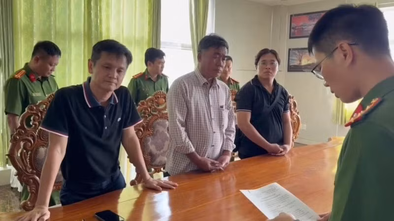 Cơ quan chức năng làm việc với các bị can. (Ảnh: Công an cung cấp)