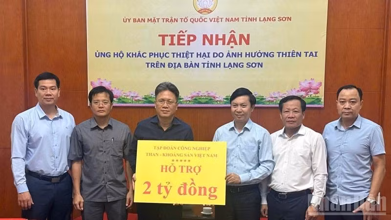 Lãnh đạo TKV trao 2 tỷ đồng ủng hộ Lạng Sơn khắc phục hậu quả bão lũ.