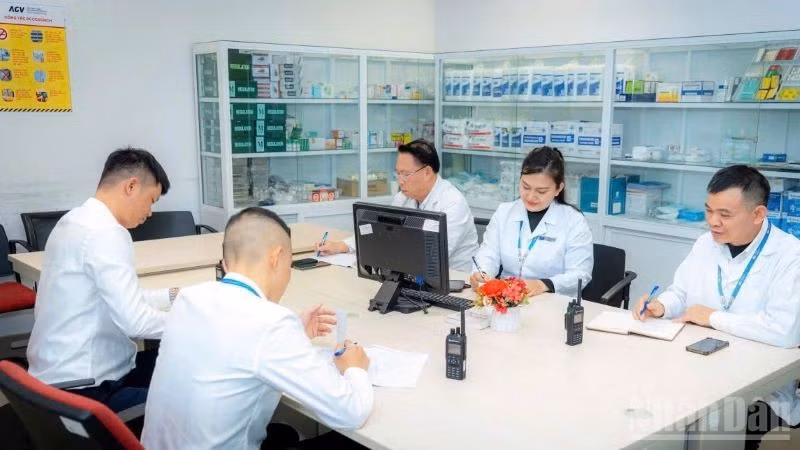 Các y, bác sĩ Đội Y tế khẩn nguy Nội Bài hội ý chuyên môn tại phòng trực chỉ huy.