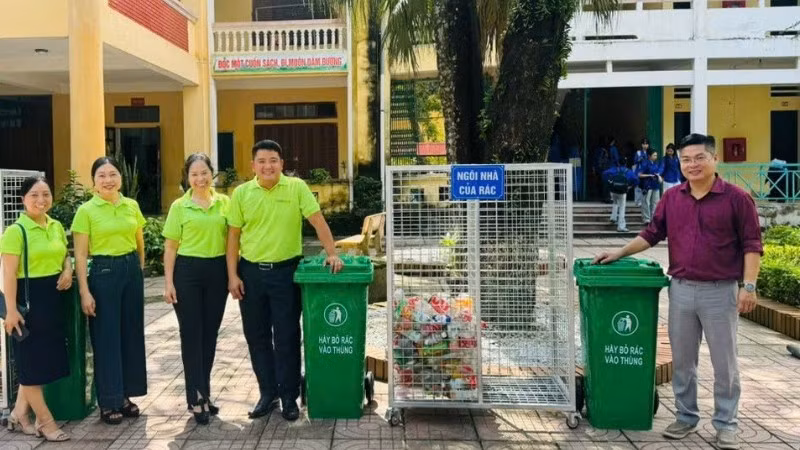 Đại diện các đơn vị và lãnh đạo Trường trung học phổ thông Hà Trung giới thiệu về mô hình phân loại rác tại nguồn. 