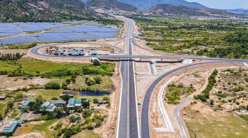 Trên toàn tuyến cao tốc bắc-nam, ngoài những đoạn đang được mở rộng, đến hết năm 2025, vẫn còn 1.222km quy mô 4 làn hạn chế, tập trung chủ yếu tại Mai Sơn-Cam Lộ, Quảng Ngãi-Vĩnh Hảo và Mỹ Thuận-Cà Mau.