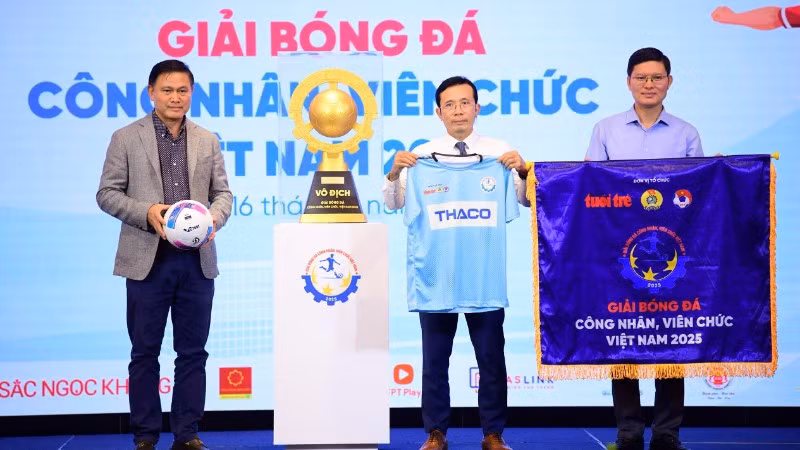 Đại diện Ban tổ chức giới thiệu trang phục, cúp và bóng thi đấu của giải Bóng đá công nhân, viên chức Việt Nam 2025. (Ảnh: QUANG ĐỊNH)