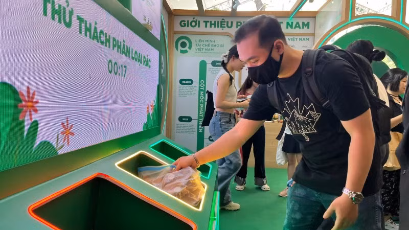 Người tiêu dùng tham gia thử thách phân loại rác tại nguồn. 