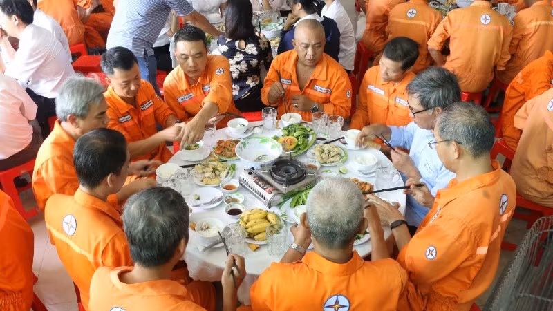 Bữa cơm Công đoàn tại Công ty Cổ phần Nhiệt điện Bà Rịa.