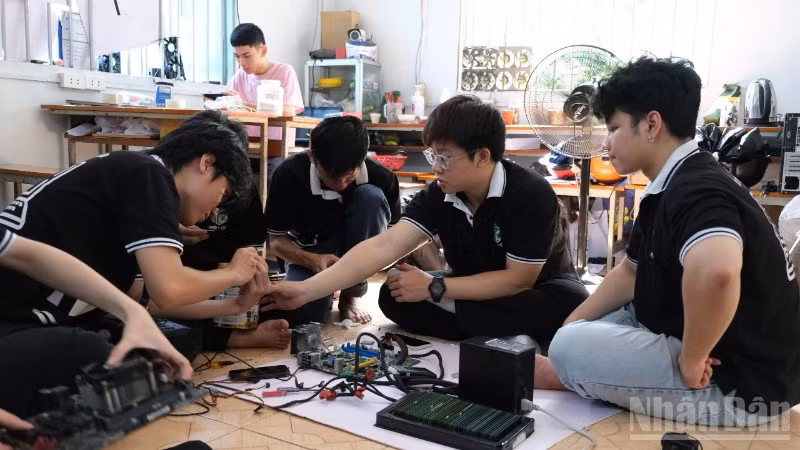 Các kỹ sư công nghệ thông tin tương lai của đội “Máy tính cũ-Tri thức mới” miệt mài với việc "làm mới" những chiếc máy tính cũ.