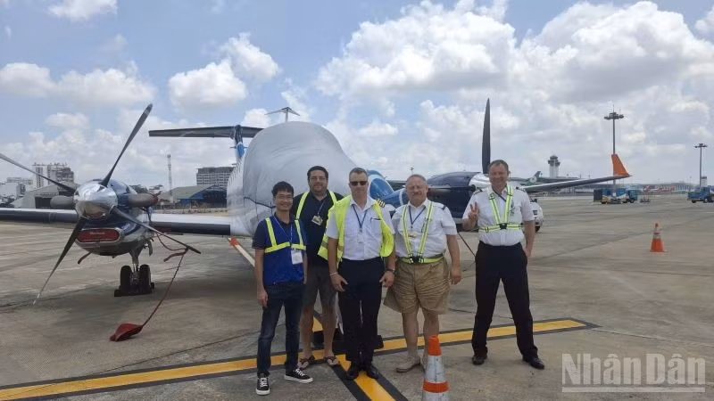 Đội bay kiểm tra, hiệu chuẩn, bay đánh giá phương thức bay.