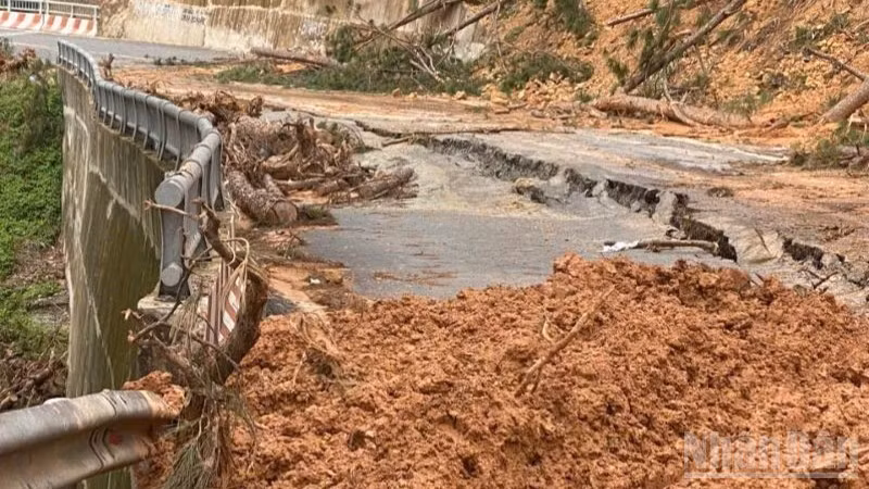 Bộ Xây dựng cho biết, theo thống kê bước đầu, để khắc phục hậu quả thiệt hại mưa lũ gây ra trên các tuyến quốc lộ do trung ương quản lý, tổng kinh phí ước khoảng 500 tỷ đồng.