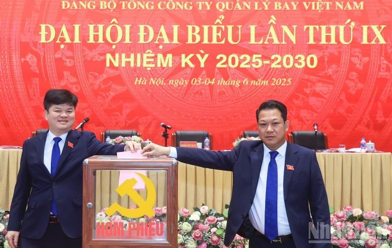 Lãnh đạo VATM bỏ phiếu bầu. ndo_br_gen-h-bo-phieu.jpg