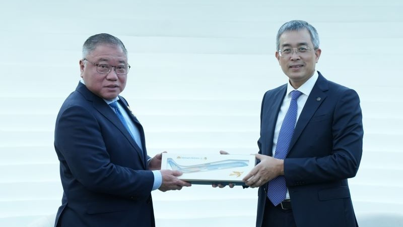 Ông Đặng Ngọc Hòa, Chủ tịch Hội đồng quản trị Vietnam Airlines tặng quà lưu niệm cho ông Dato Sri Tiong King Sing, Bộ trưởng Du lịch, Nghệ thuật và Văn hóa Malaysia. 5-ong-dang-ngoc-hoa-chu-tich-hoi-dong-quan-tri-vietnam-airlines-tang-qua-luu-niem-cho-ong-dato-sri-tiong-king-sing-bo-truong-bo-du-lich-nghe-thuat-va-van-hoa-malaysia-1049.jpg