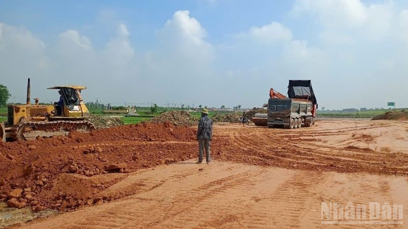 Nhiều trạm dừng nghỉ mới dừng ở việc tập kết thiết bị, dọn dẹp mặt bằng, đào bóc hữu cơ. ndo_br_thi-cong-tram-dung-nghi-km-329700-2566.jpg
