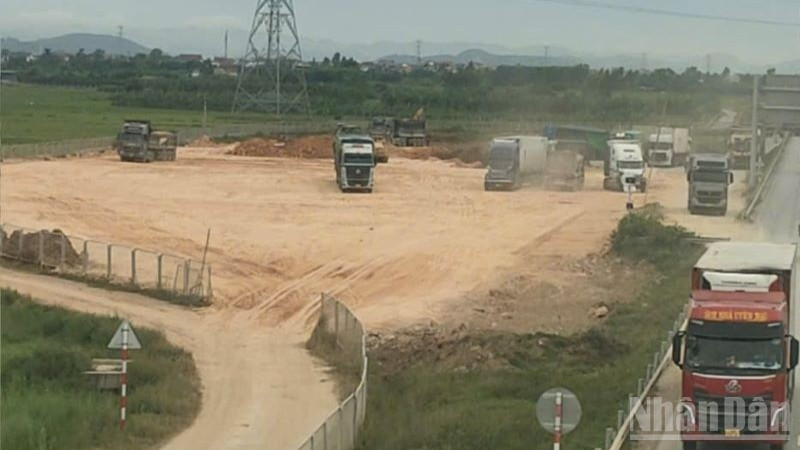 Thi công san nền tại Trạm dừng nghỉ Nghi Sơn-Diễn Châu trên tuyến cao tốc bắc-nam.