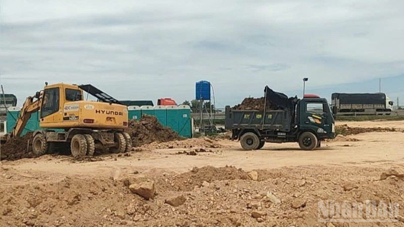 Cục Đường bộ Việt Nam khuyến cáo nhà đầu tư lập lại tiến độ thi công phù hợp yêu cầu trong hợp đồng. ndo_br_thi-cong-san-nen-tram-dung-nghi-tai-dien-chau-9796.jpg