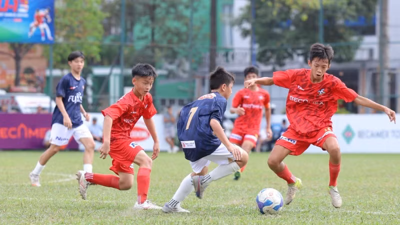 Các cầu thủ trong trận đấu All-Star với đội hình liên hợp giữa các quốc gia. 