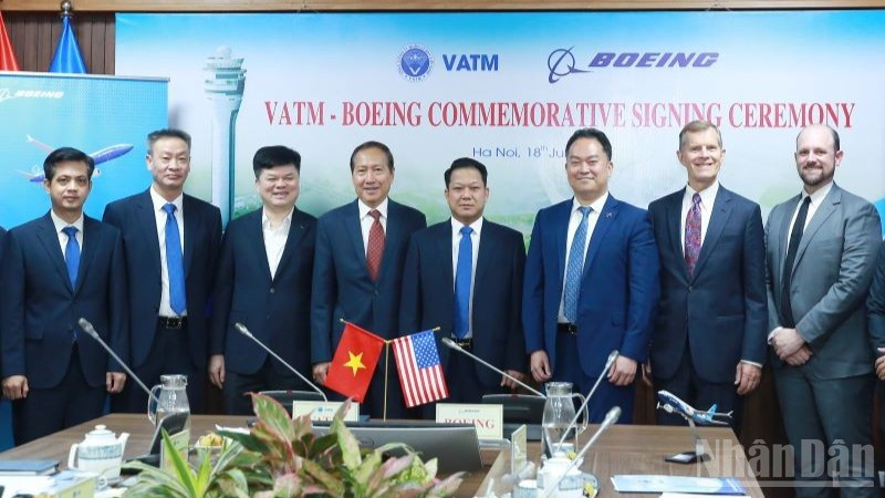 Boeing cam kết hỗ trợ ngành hàng không dân dụng Việt Nam, đồng thời phối hợp VATM mang đến những giải pháp lâu dài nhằm nâng cao độ an toàn và tính bền vững của hệ thống không lưu hiện đại. ndo_br_dai-dien-boeing-va-vatm-8418.jpg