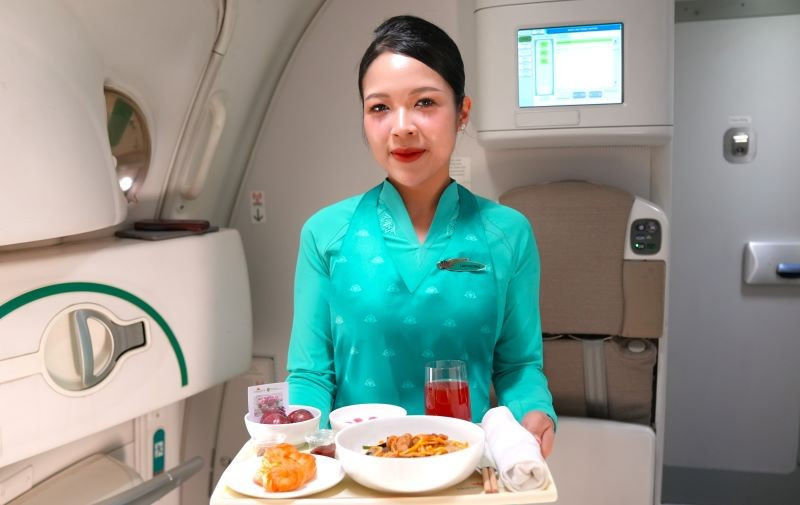 Tiếp viên Vietnam Airlines phục vụ mận hậu trên chuyến bay. tiep-vien-vietnam-airlines-phuc-vu-suat-an-dac-biet-voi-man-hau-son-la-nong-san-dat-chuan-vietgap-trong-chien-dich-quang-ba-am-thuc-vung-mien-tren-khong.jpg