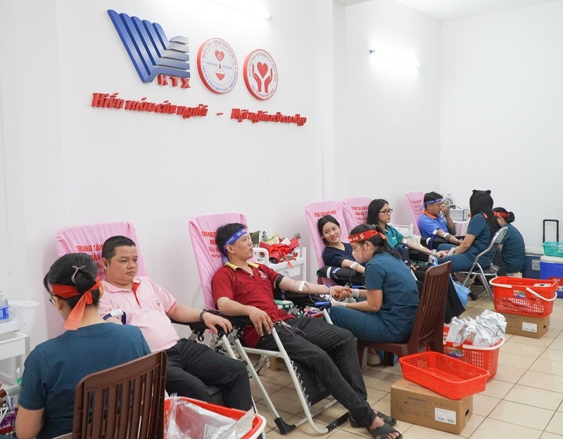Các tình nguyện viên tham gia hiến máu nhân đạo tại chương trình (Ảnh: CTV) c60cfe438f8c38d2619d.jpg