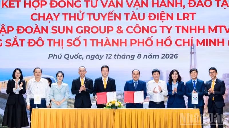 Tập đoàn Sun Group ký Hợp đồng tư vấn vận hành, đào tạo và chạy thử tuyến tàu điện LRT với Công ty Đường sắt đô thị số 1 Thành phố Hồ Chí Minh. (Ảnh: DƯƠNG NA)