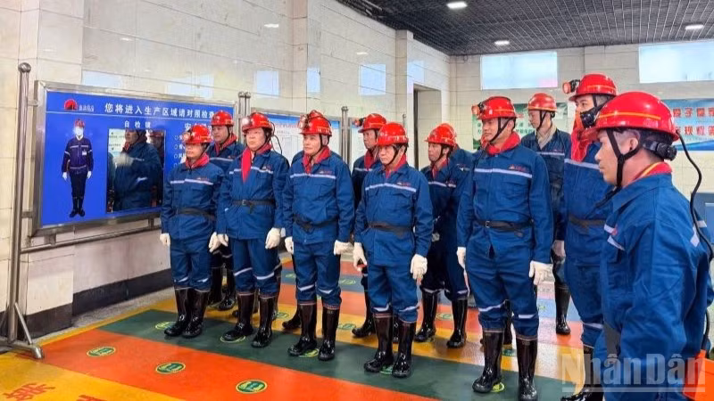 Đoàn công tác của Tập đoàn Công nghiệp Than-Khoáng sản Việt Nam (TKV) khảo sát thực tế, nghiên cứu khai thác cơ giới hoá vỉa dốc tại lò chợ của Công ty Khai thác than Kim Lĩnh.