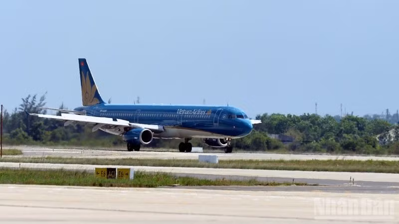 Chuyến bay VN7569 của Vietnam Airlines, hành trình Hà Nội-Cam Ranh đã phải chuyển hướng hạ cánh xuống sân bay Đà Nẵng để hỗ trợ, cấp cứu hành khách có dấu hiệu bất thường về sức khỏe.