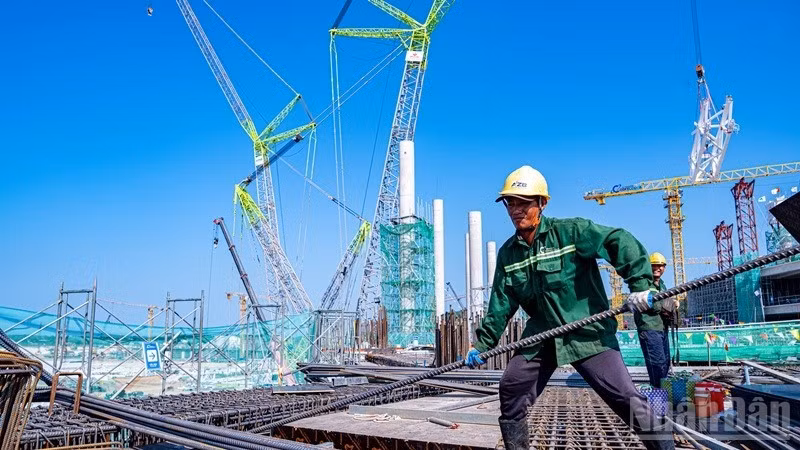 Công nhân thi công 3 ca nhằm đẩy nhanh tiến độ Cảng Hàng không quốc tế Phú Quốc. 