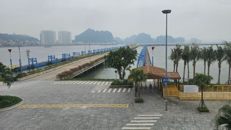 Các tàu hoạt động tại Cảng tàu khách quốc tế Hạ Long đã di chuyển đến vùng neo đậu an toàn. cang-tau-khach-9052.jpg