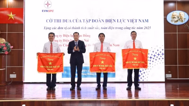 EVN tặng cờ thi đua cho các đơn vị của EVNSPC.