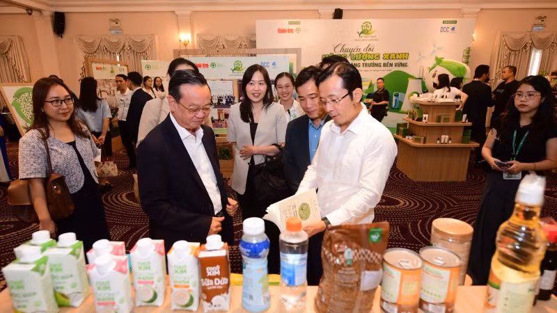 Lãnh đạo Ủy ban nhân dân Thành phố Hồ Chí Minh trao đổi, tham quan gian hàng có sản phẩm tái chế bên lề hội thảo. (Ảnh: QUANG ĐỊNH)