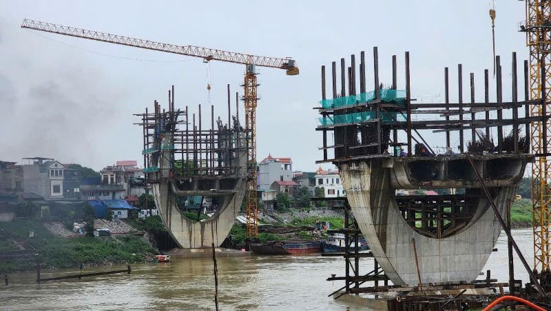 Dự án được khởi công từ tháng 9/2023, mục tiêu hoàn thành cuối năm 2025, tuy nhiên, tiến độ đang bị “lụt” rất sâu do vướng mắc về mặt bằng. 2.jpg