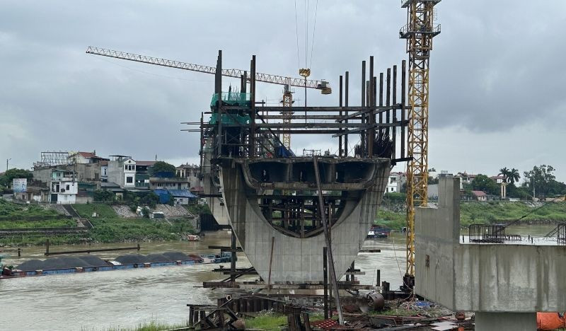 Theo kế hoạch, các đơn vị sẽ giải phóng xong mặt bằng trong quý IV/2024, tuy nhiên đến nay, mốc tiến độ đã “trượt” khoảng 7 tháng so với cam kết. 4.jpg